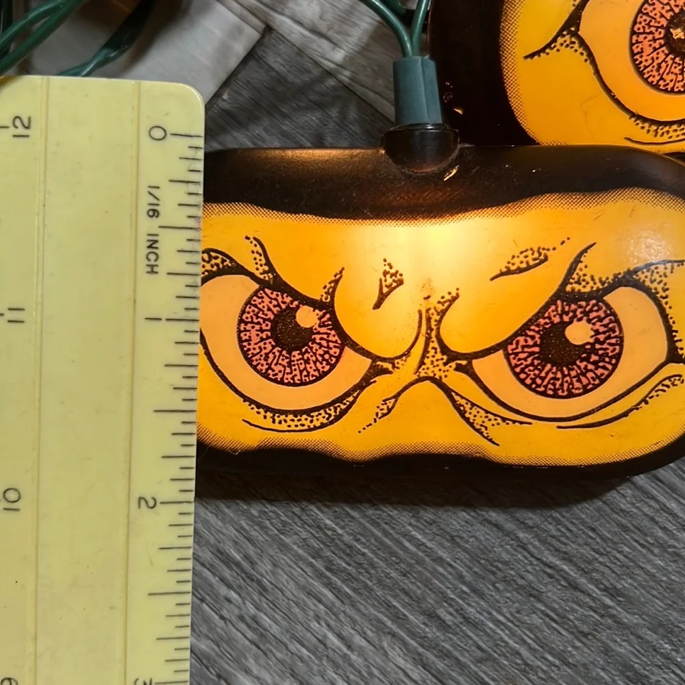 Halloween 🎃 a green eyes 👀 lights 9 glowing vintage retro 4x2” each outdoors